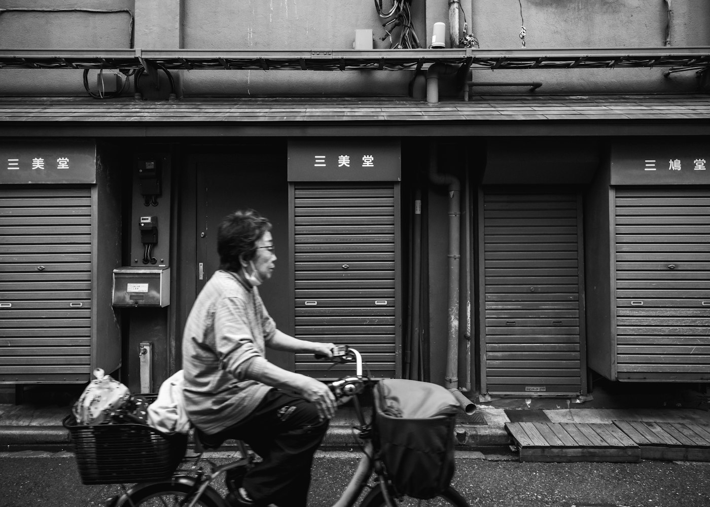 自転車で商店街を走るフミ