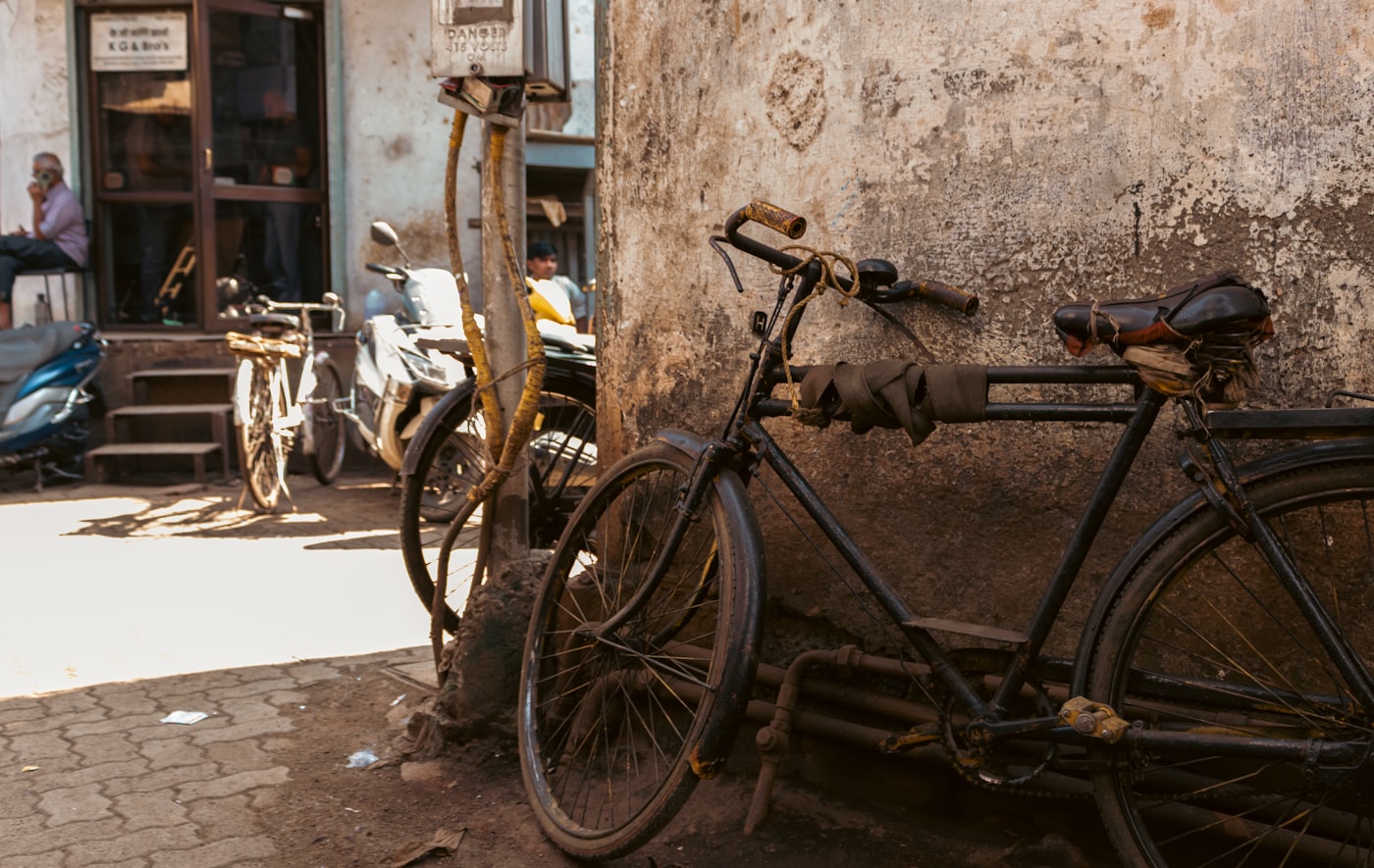 路地の自転車たち