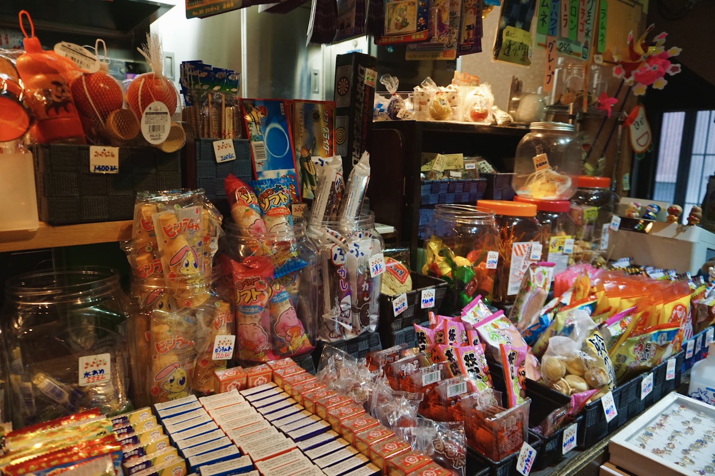 お菓子がぎっしり並んだ店内