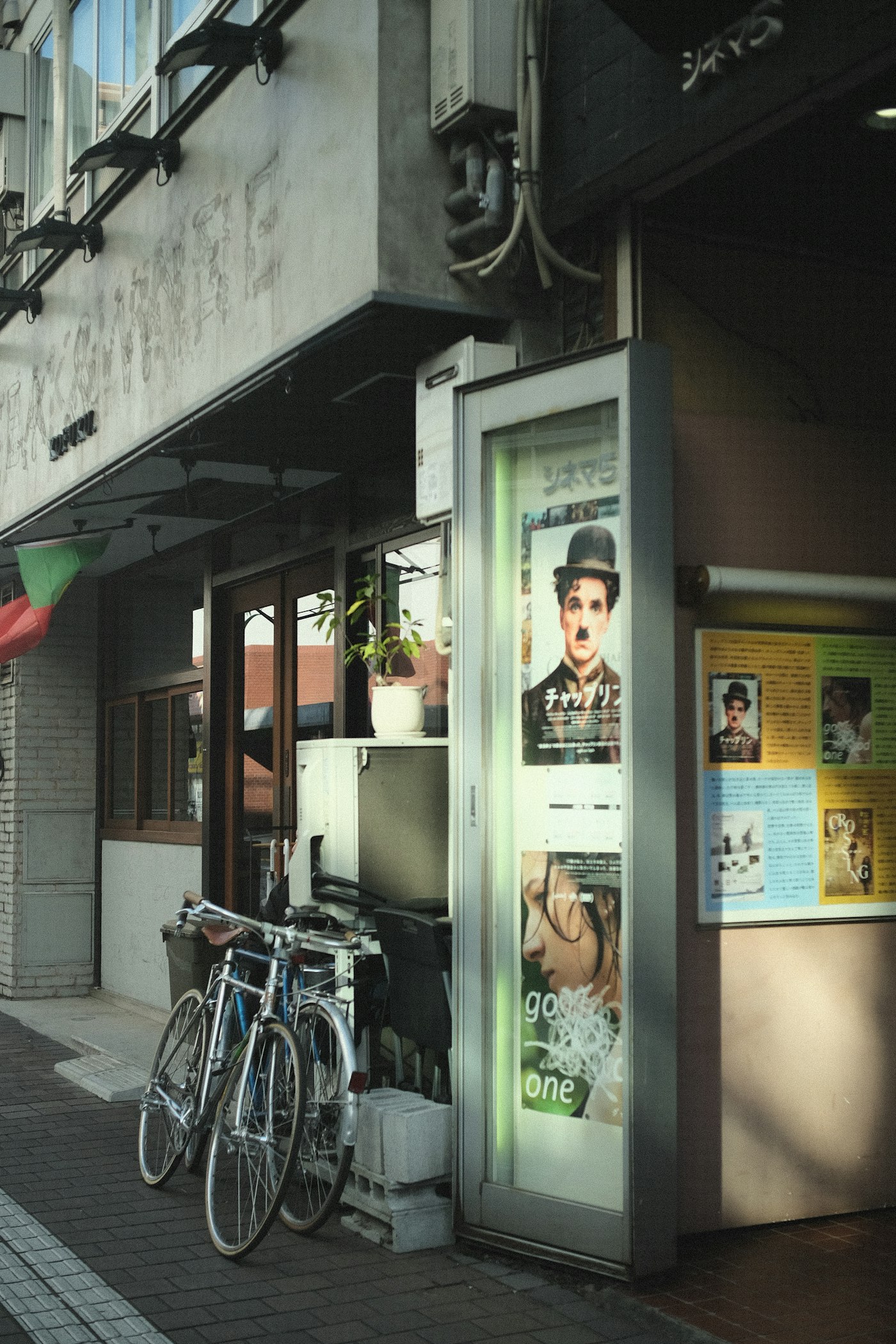 自転車の停まる店先